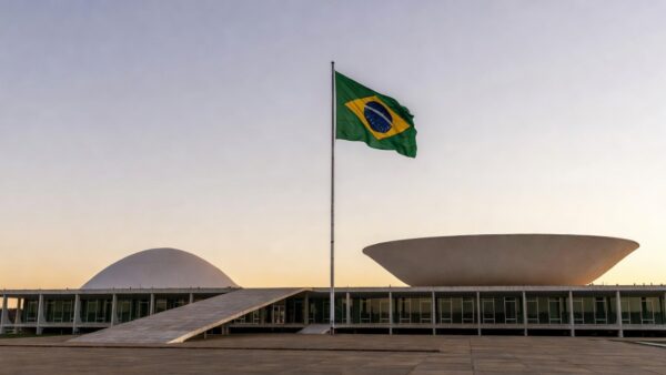 Fachada do Senado Federal em Brasília com bandeira do Brasil