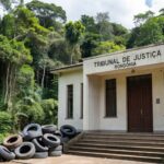 Prédio do Tribunal de Justiça em Rondônia com pneus, caso de peculato absolvido em Candeias do Jamari