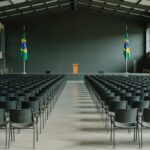 Auditório vazio preparado para convenção política estadual no Brasil