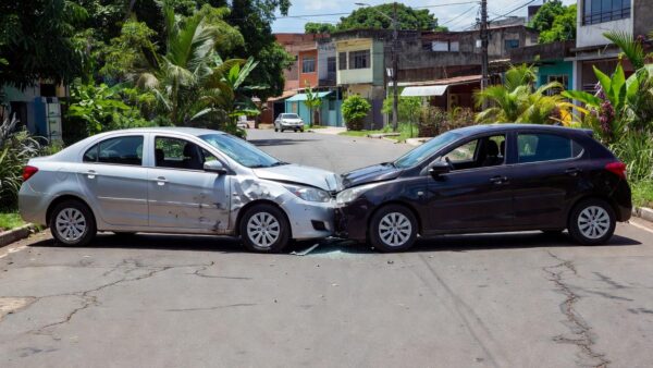 Colisão entre dois veículos de aplicativos em Porto Velho
