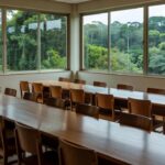 Sala de reuniões técnica com documentos e mapas sobre desafios de Rondônia