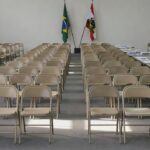 Sala de convenção do MDB com bandeiras para aprovação de candidatos 2026