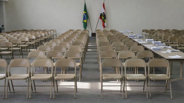 Sala de convenção do MDB com bandeiras para aprovação de candidatos 2026