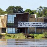 Fachada da Prefeitura de Porto Velho ao lado do Rio Madeira, simbolizando isenção de taxas para eventos públicos