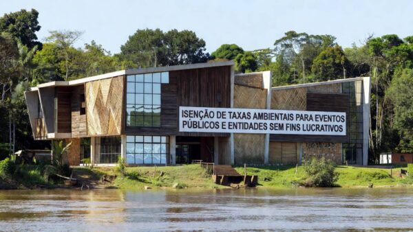 Fachada da Prefeitura de Porto Velho ao lado do Rio Madeira, simbolizando isenção de taxas para eventos públicos