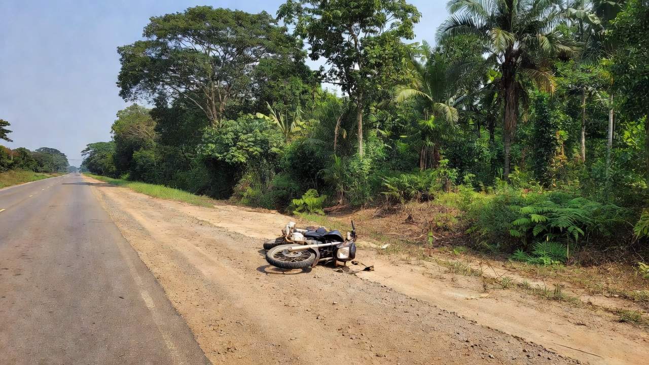 Acidente de motocicleta na RO-383 próximo a Santa Luzia d'Oeste, Rondônia