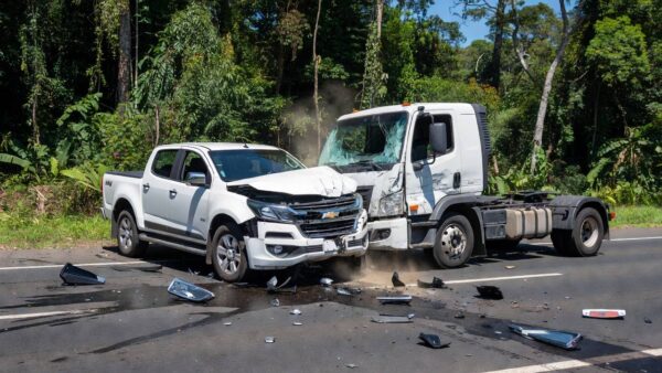 Colisão frontal entre S10 e caminhão na BR-364 em Rondônia