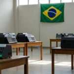 Seção eleitoral brasileira com urnas eletrônicas para eleições de 2026
