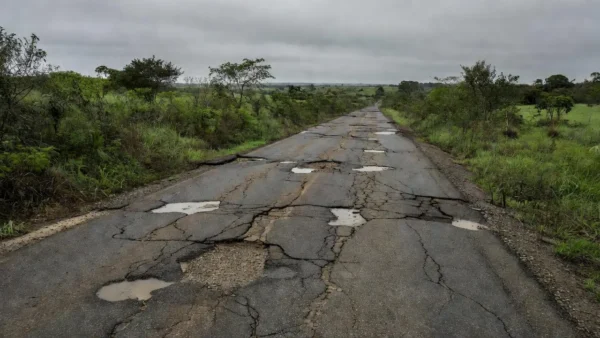 Rodovia BR-435 danificada no Cone Sul do Brasil