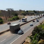 Rodovia BR-364 com pedágio e veículos no Brasil