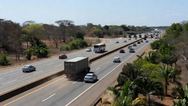 Rodovia BR-364 com pedágio e veículos no Brasil
