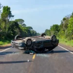 Carro capotado na BR-174 em cena de acidente