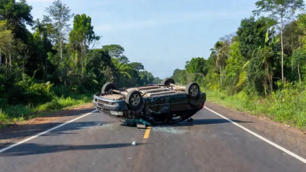 Carro capotado na BR-174 em cena de acidente