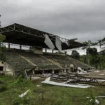 Cobertura danificada do Estádio Cassolão em Rolim de Moura após ventania