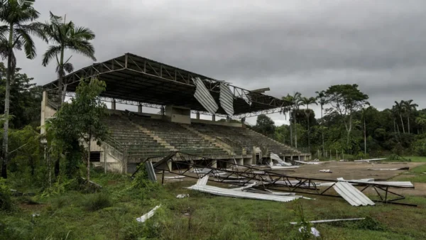 Cobertura danificada do Estádio Cassolão em Rolim de Moura após ventania