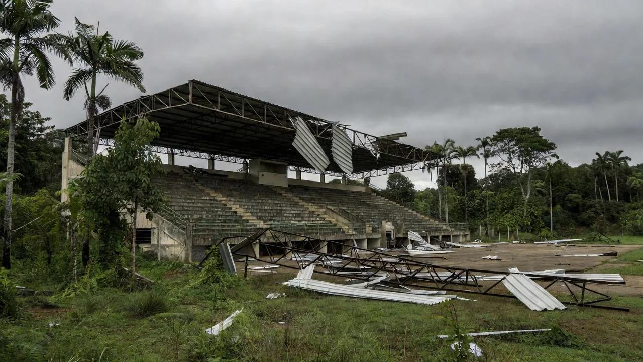 Cobertura danificada do Estádio Cassolão em Rolim de Moura após ventania