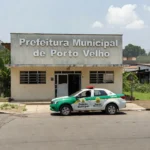 Fachada da Prefeitura de Porto Velho com viatura da Guarda Civil Municipal