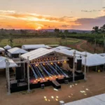 Palco principal da Expoagro em Rolim de Moura, Rondônia, preparado para shows sertanejos