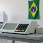 Urna eletrônica brasileira do TSE simbolizando transparência e combate à desinformação