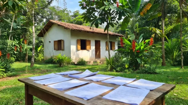 Edifício da Fundação de Cultura em Rolim de Moura com documentos de edital de concurso