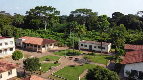 Vista panorâmica de Rolim de Moura e Cerejeiras em Rondônia celebrando 43 anos de emancipação.