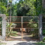 Portão de penitenciária em Rolim de Moura durante saída temporária de detentos no Dia dos Pais