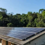 Painéis solares em escola de Rondônia simbolizando eficiência energética