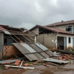 Casas destelhadas e vidraças quebradas na Prefeitura de Espigão do Oeste após ventania