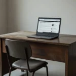 Sala de trabalho política vazia com laptop representando pré-campanha ao Senado e fake news