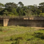 Vista externa da Penitenciária Milton Soares em Porto Velho durante roçagem