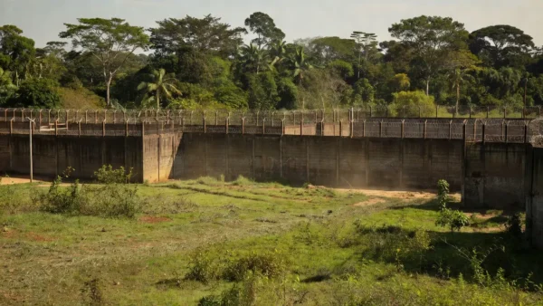 Vista externa da Penitenciária Milton Soares em Porto Velho durante roçagem