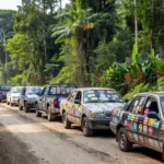 Adesivaço de campanha política em estrada de Rondônia com veículos