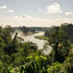 Paisagem de Rondônia com sol forte e nuvens para chuva isolada, previsão de 39°C
