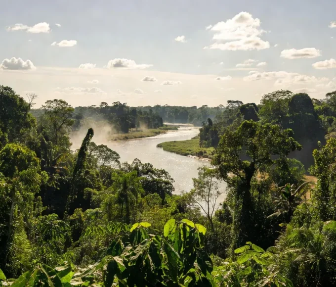 Paisagem de Rondônia com sol forte e nuvens para chuva isolada, previsão de 39°C