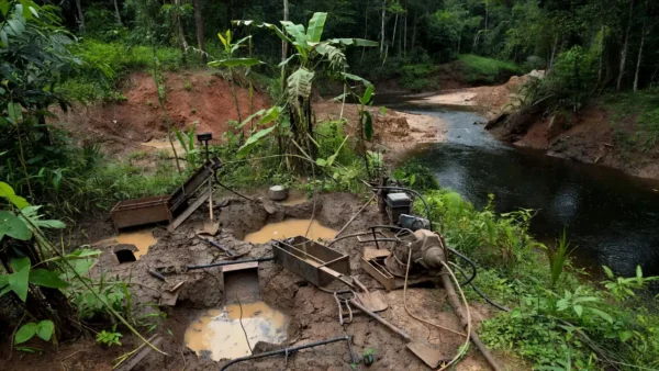 Área de extração ilegal de diamantes em terras indígenas de Rondônia