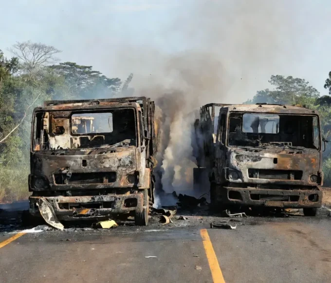 Colisão de caminhões carbonizados na BR-364 em Itapuã do Oeste