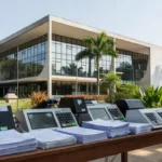 Tribunal Regional Eleitoral de Rondônia com urnas eletrônicas e documentos