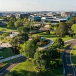 Vista urbana de Vilhena com elementos de hábitos saudáveis e tecnologia em meio à prosperidade