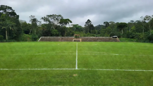 Campo de futebol em estádio de Rondônia para final do Rondoniense Série B