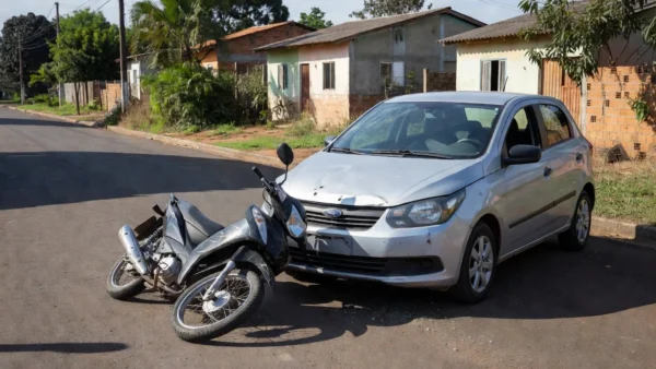 Com o impacto, a menor sofreu escoriações pelo corpo e uma possível fratura no punho esquerdo