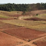 Paisagem rural em Rondônia com terras agrícolas e floresta amazônica