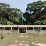 Fachada de colégio militar em Guajará-Mirim, Rondônia, relacionado a caso de deepfake.