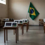 Urnas eletrônicas em seção eleitoral brasileira representando pesquisa de intenção de voto