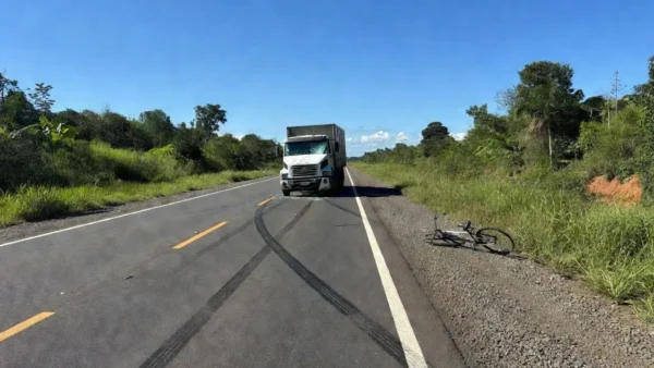 Acidente na BR-364 em Ariquemes com caminhão e bicicleta