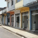 Rua comercial em Porto Velho com pequenos comércios fechados