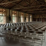 Salão de eventos em Porto Velho com cadeiras para reunião política sobre o voto