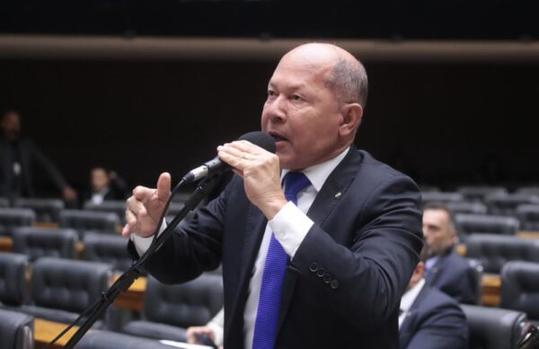 Deputado Chrisóstomo propõe punição civil e criminal a bancos por fraudes no INSS