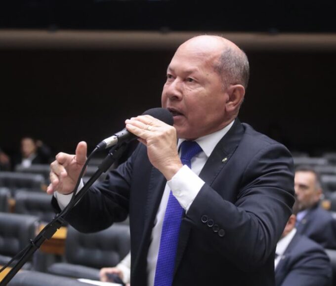 Deputado Chrisóstomo propõe punição civil e criminal a bancos por fraudes no INSS