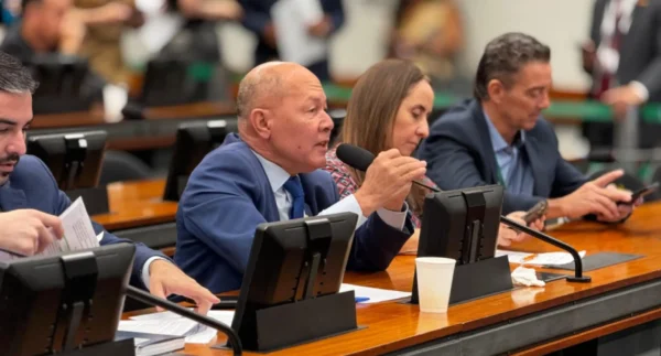 Comissão aprova doação de tratores apreendidos a municípios de Rondônia
