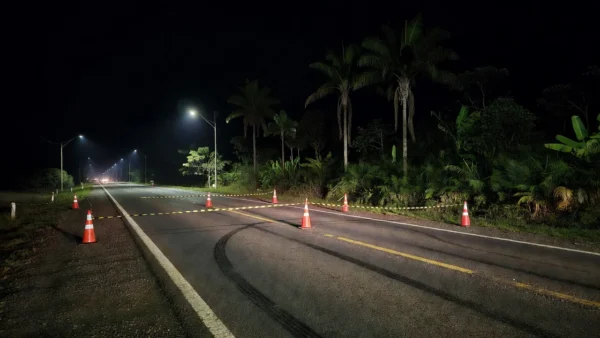 Rodovia BR-364 em Pimenta Bueno com sinalização após acidente